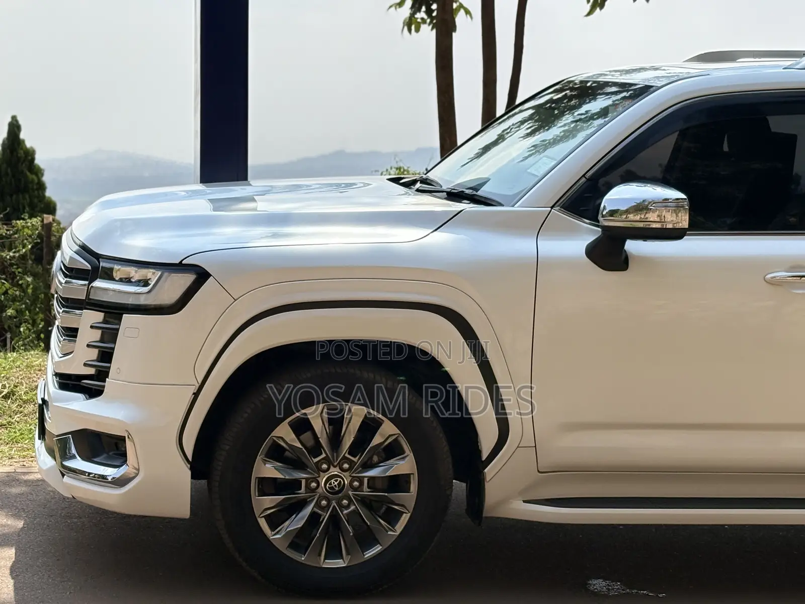 Toyota Land Cruiser LC300 2023 White