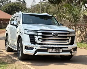 Toyota Land Cruiser LC300 2023 White