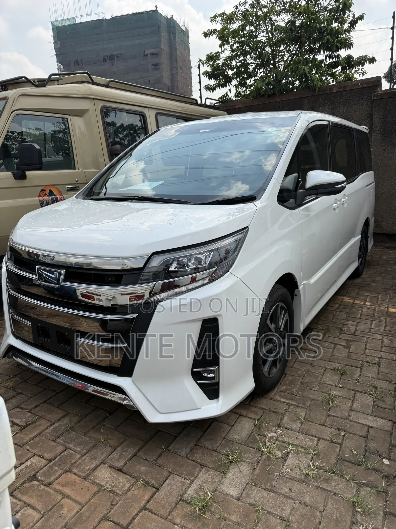 Toyota Noah 2.0 AWD (7 Seater) 2017 White