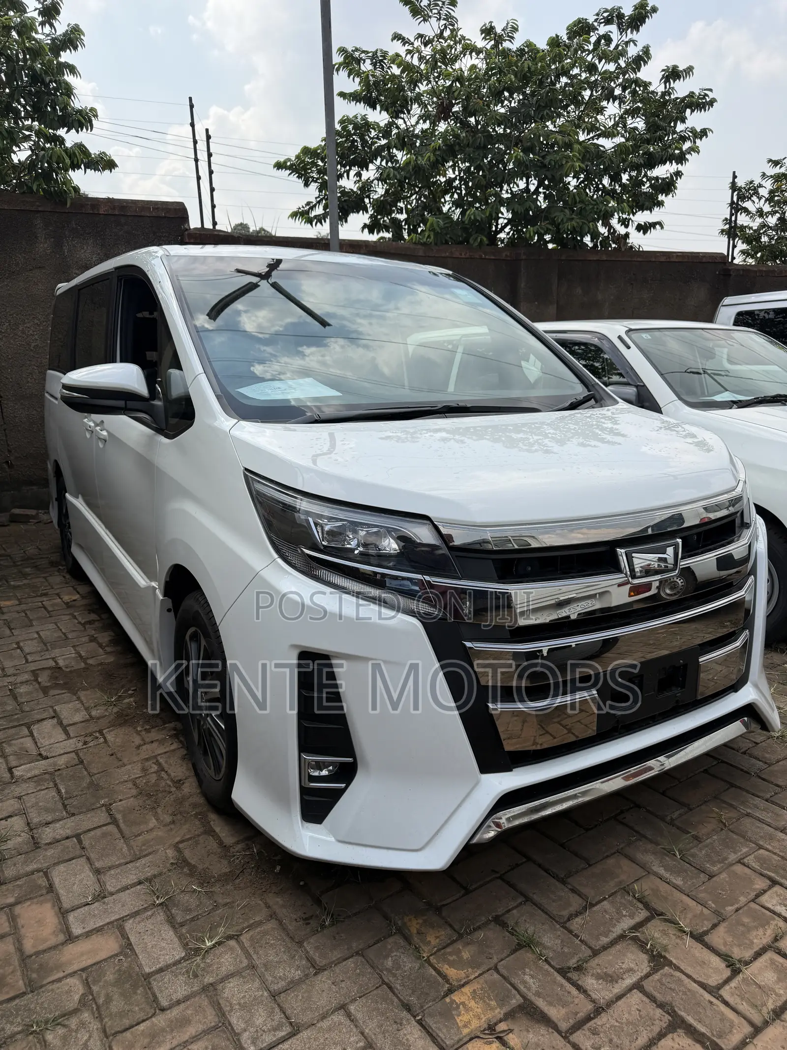 Toyota Noah 2.0 AWD (7 Seater) 2017 White