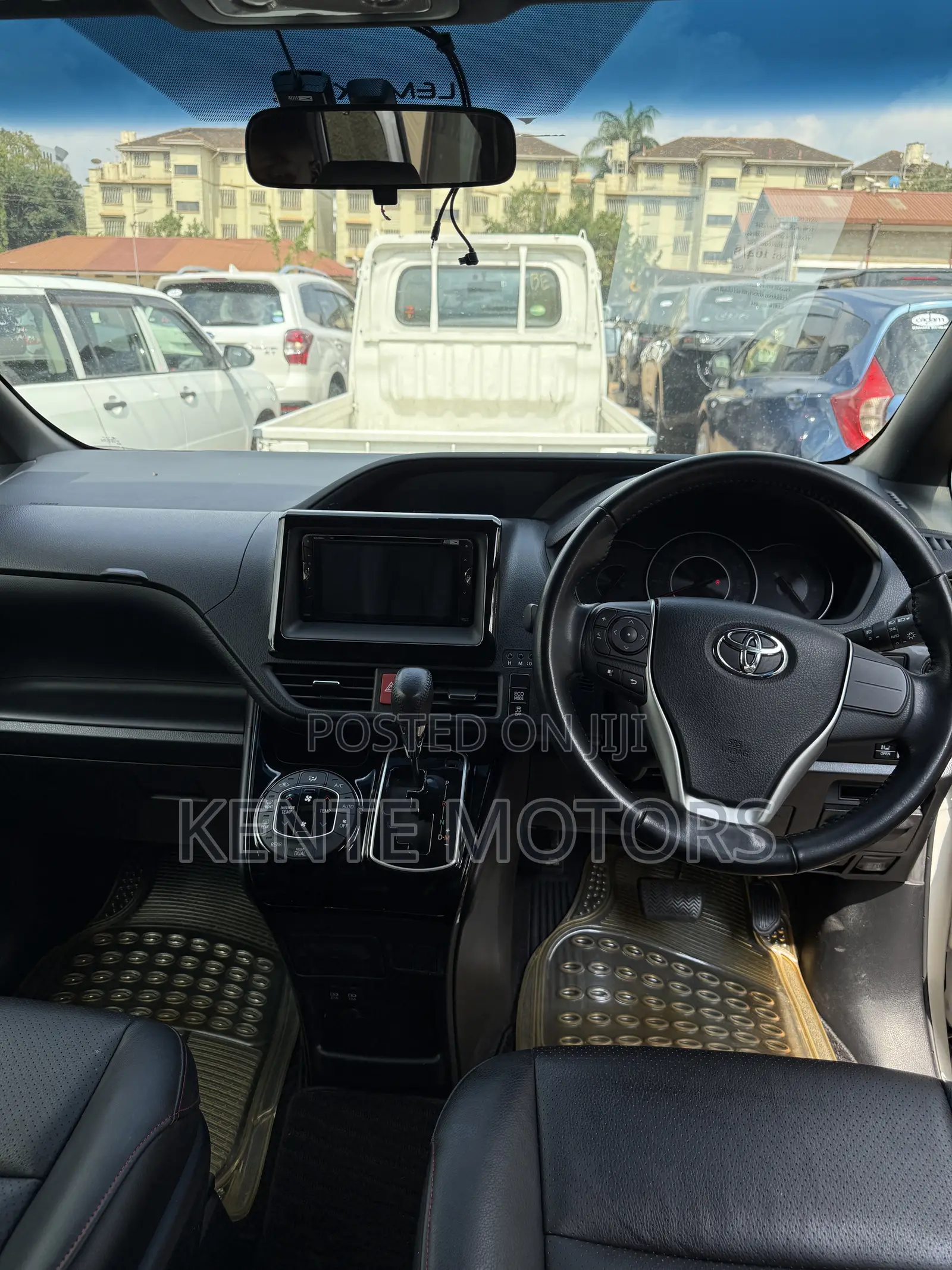 Toyota Noah 2.0 AWD (7 Seater) 2017 White