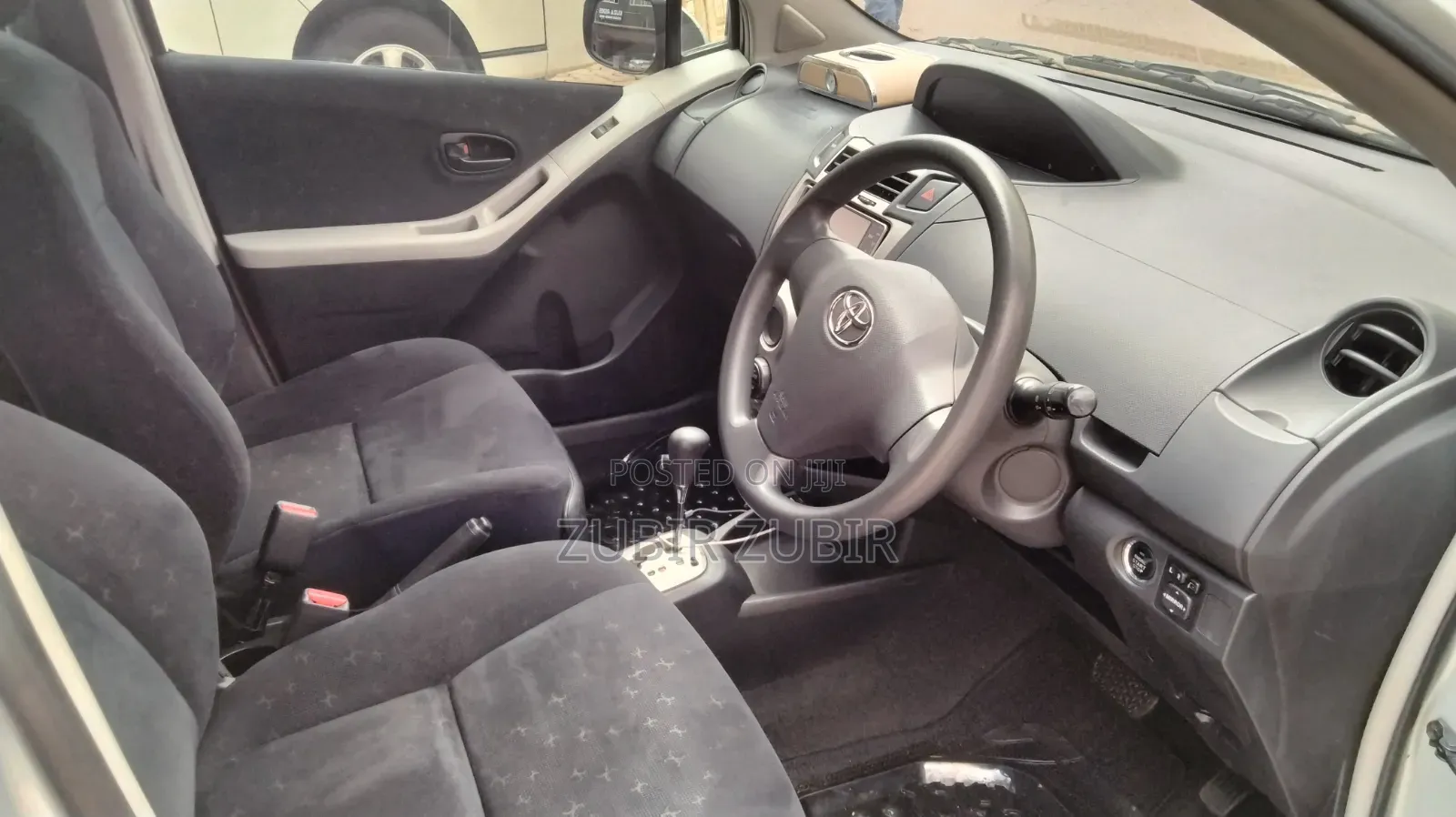 Toyota Vitz 2009 Silver