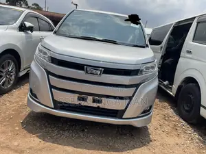 Toyota Noah 2018 Silver