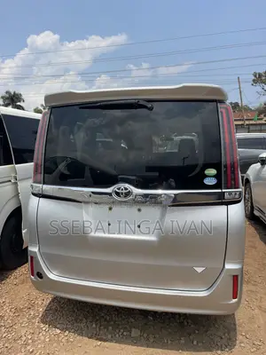 Toyota Noah 2018 Silver