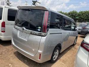 Toyota Noah 2018 Silver