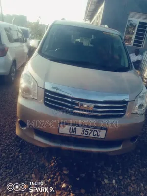 Toyota Noah 2012 Gold