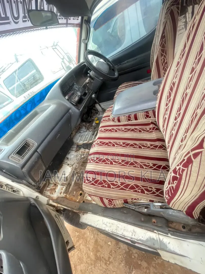 Toyota HiAce 2000 White