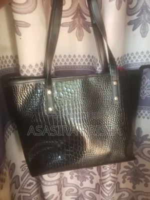 A Stylish Bag That Matches Any Occasion With Its Shinny Layer