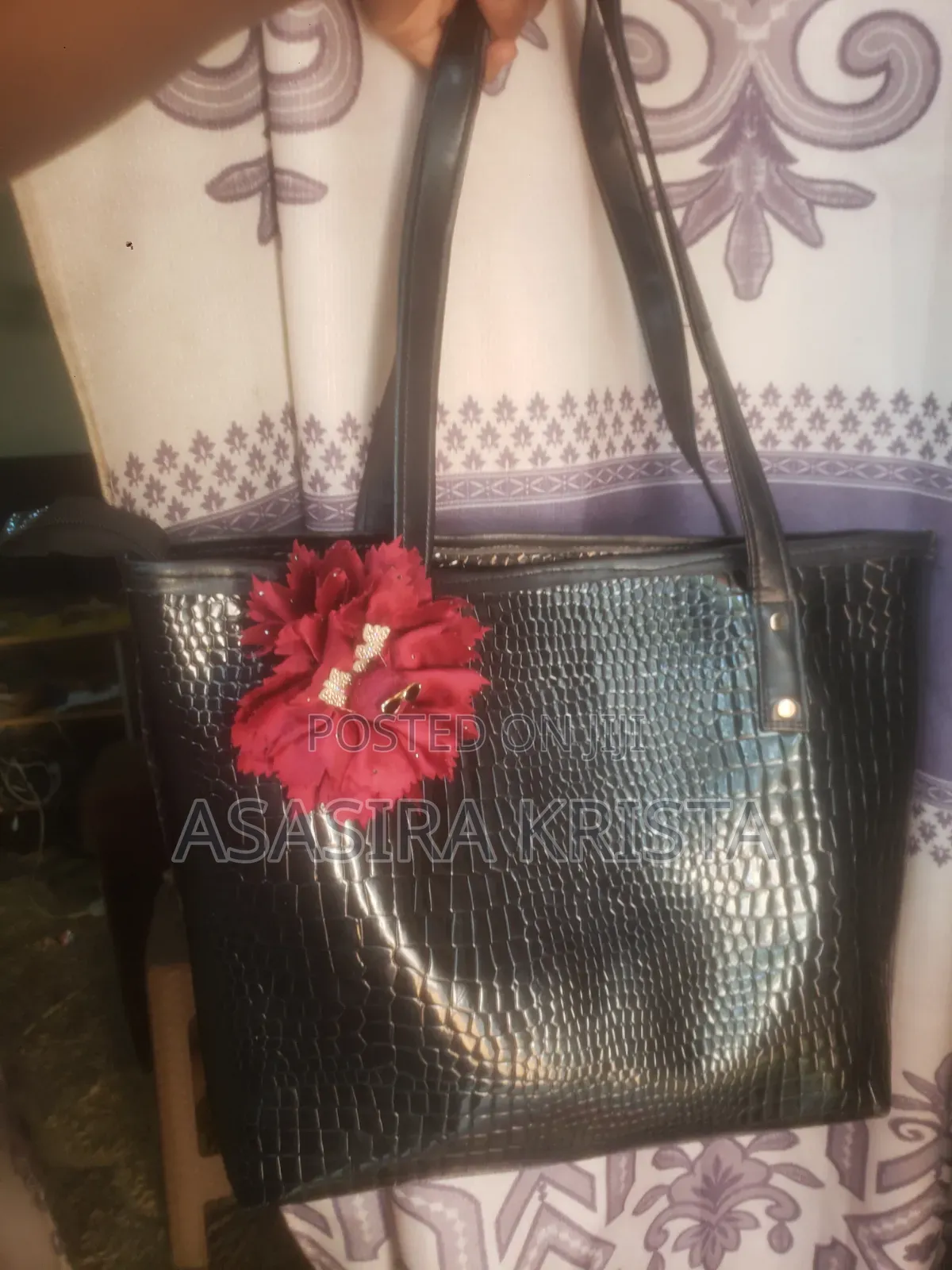 A Stylish Bag That Matches Any Occasion With Its Shinny Layer