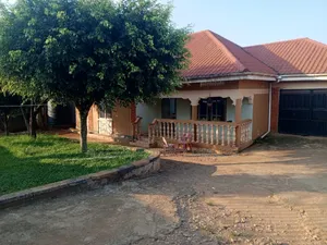 4bdrm Bungalow in Bweyogere, Central Division for rent