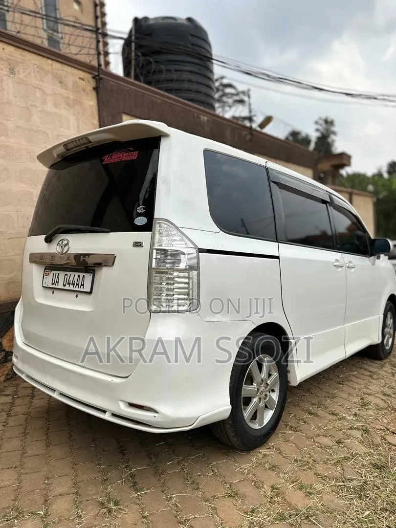 Toyota Noah 2011 White