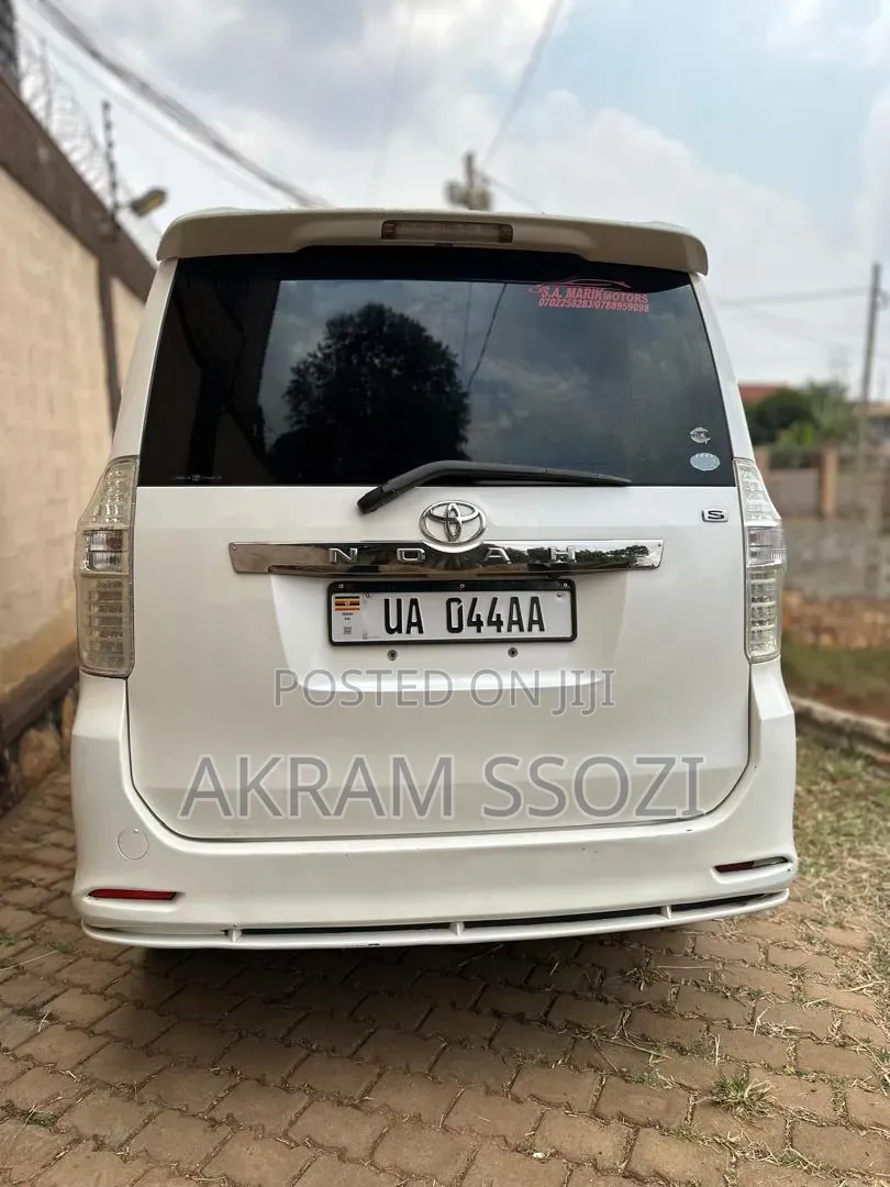 Toyota Noah 2011 White