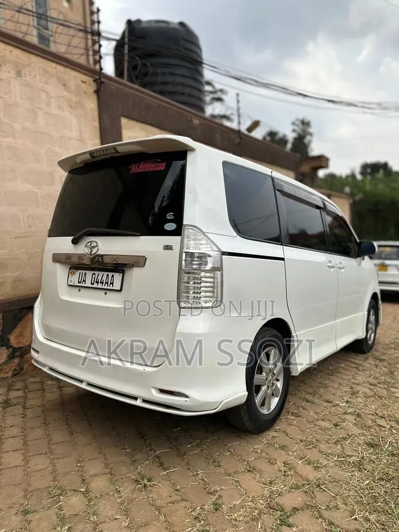 Toyota Noah 2011 White