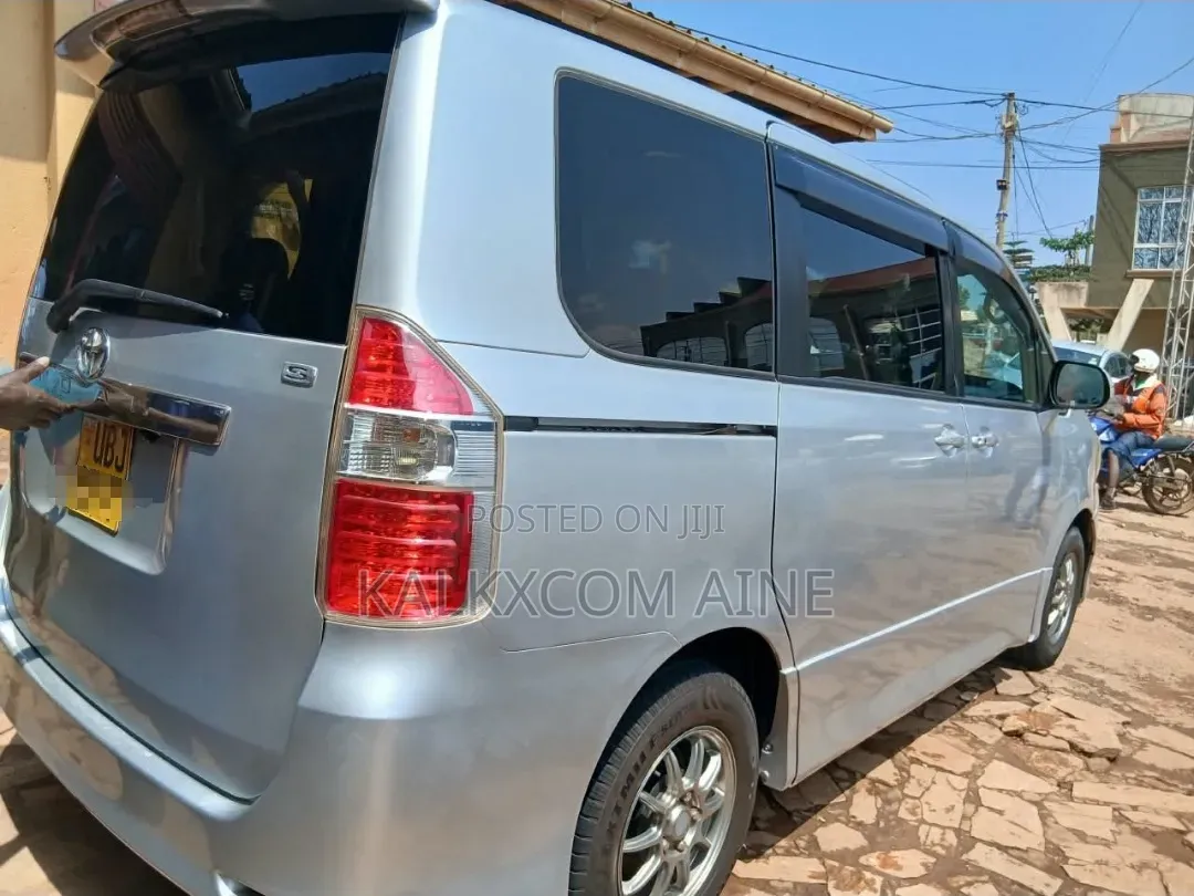 Toyota Noah 2012 Silver