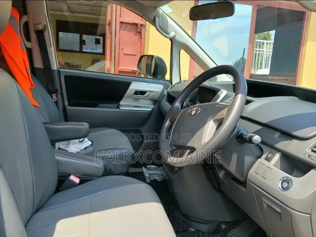 Toyota Noah 2012 Silver