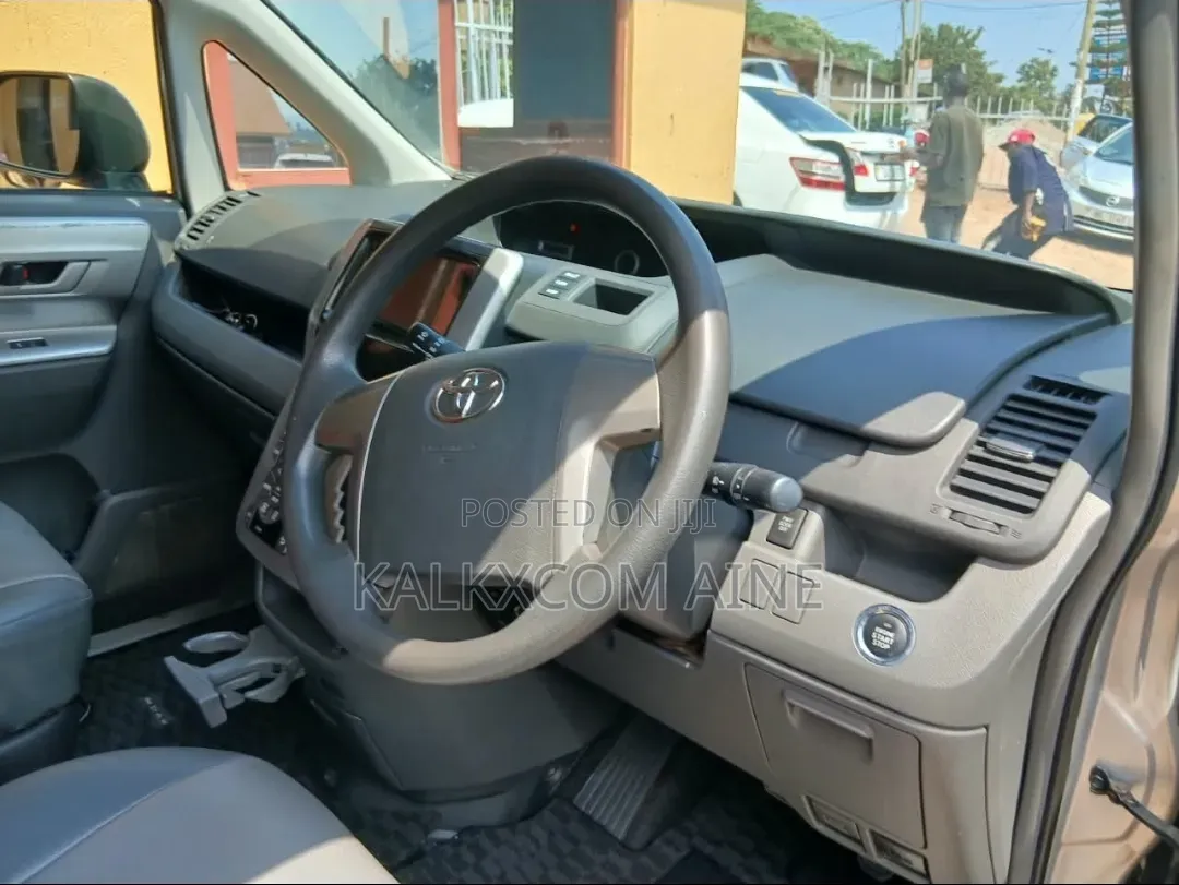 Toyota Noah 2012 Silver