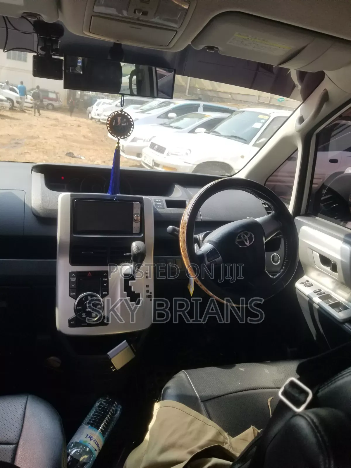 Toyota Noah 2010 White