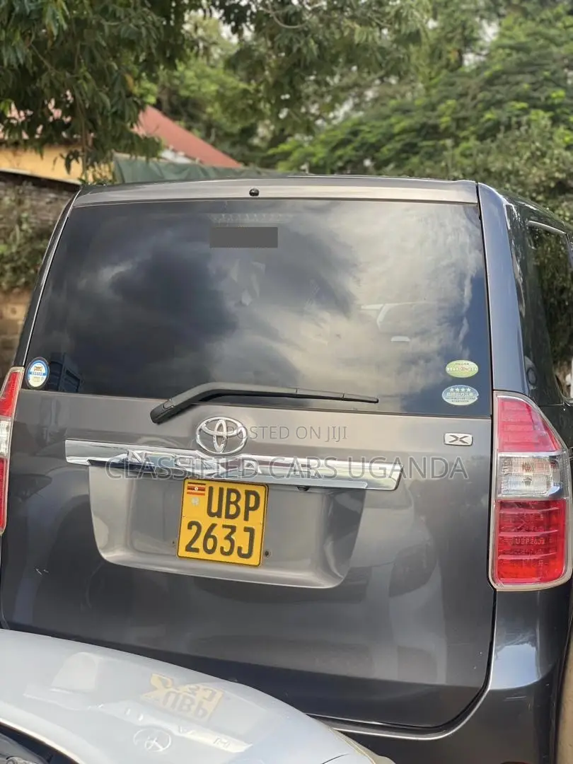Toyota Noah 2010 Black