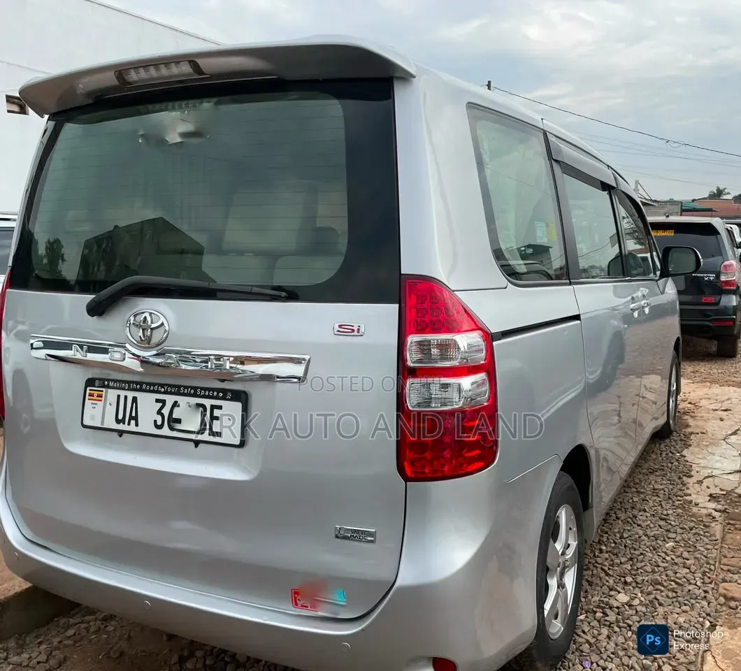 Toyota Noah 2012 Silver