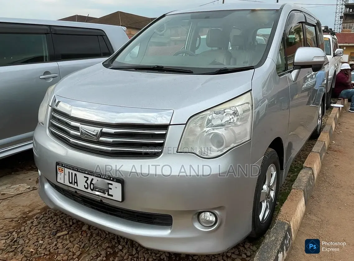 Toyota Noah 2012 Silver