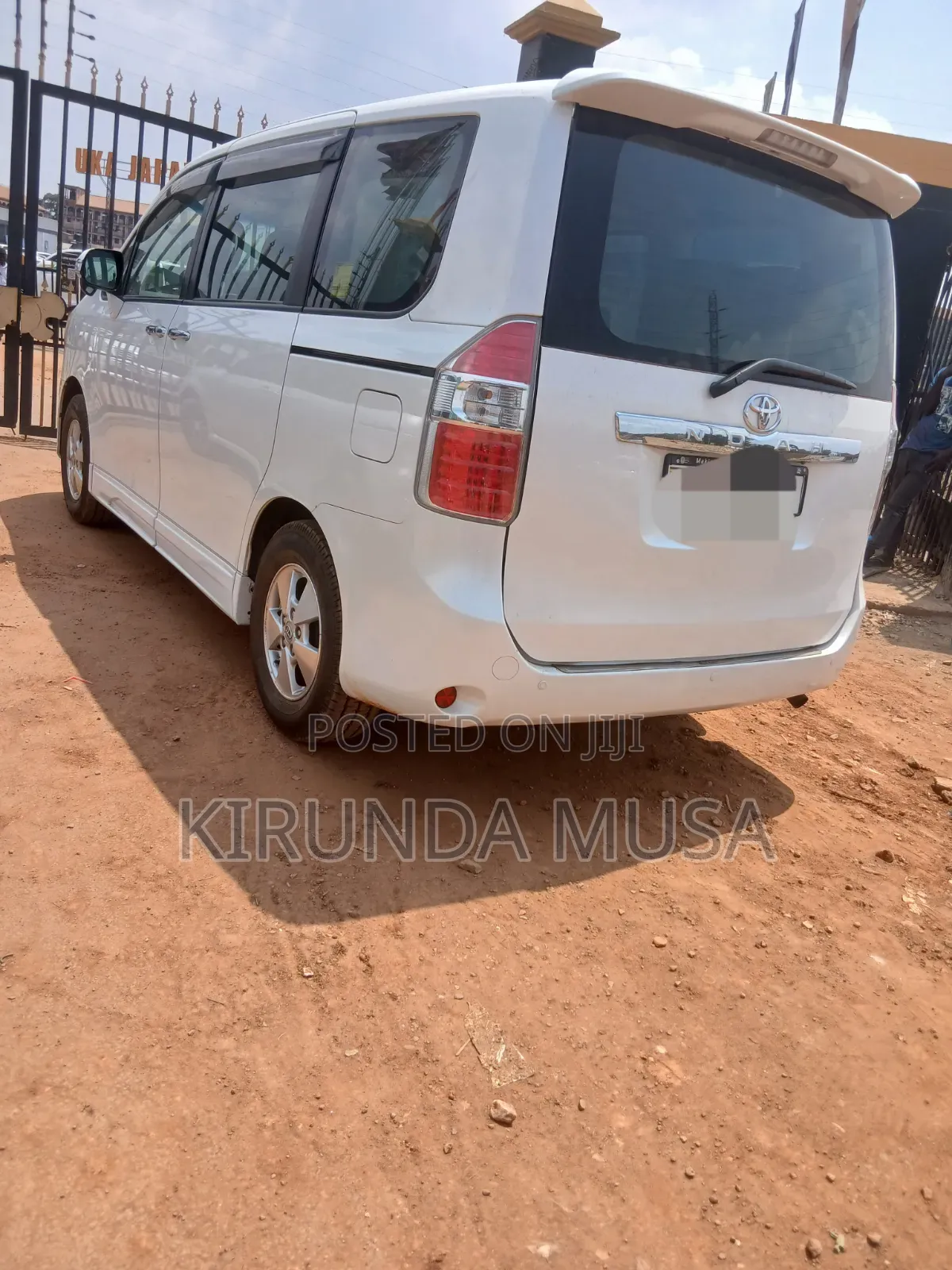 Toyota Noah 2011 White