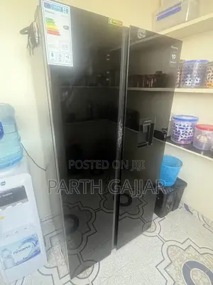 Hisense 760ltr Side by Side Glass Black Fridge With Water Dispenser