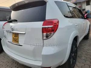 Toyota Vanguard 2010 White