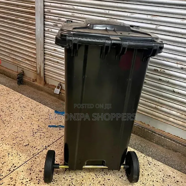 Heavy Duty 120L Plastic Dustbin With Wheels-Black