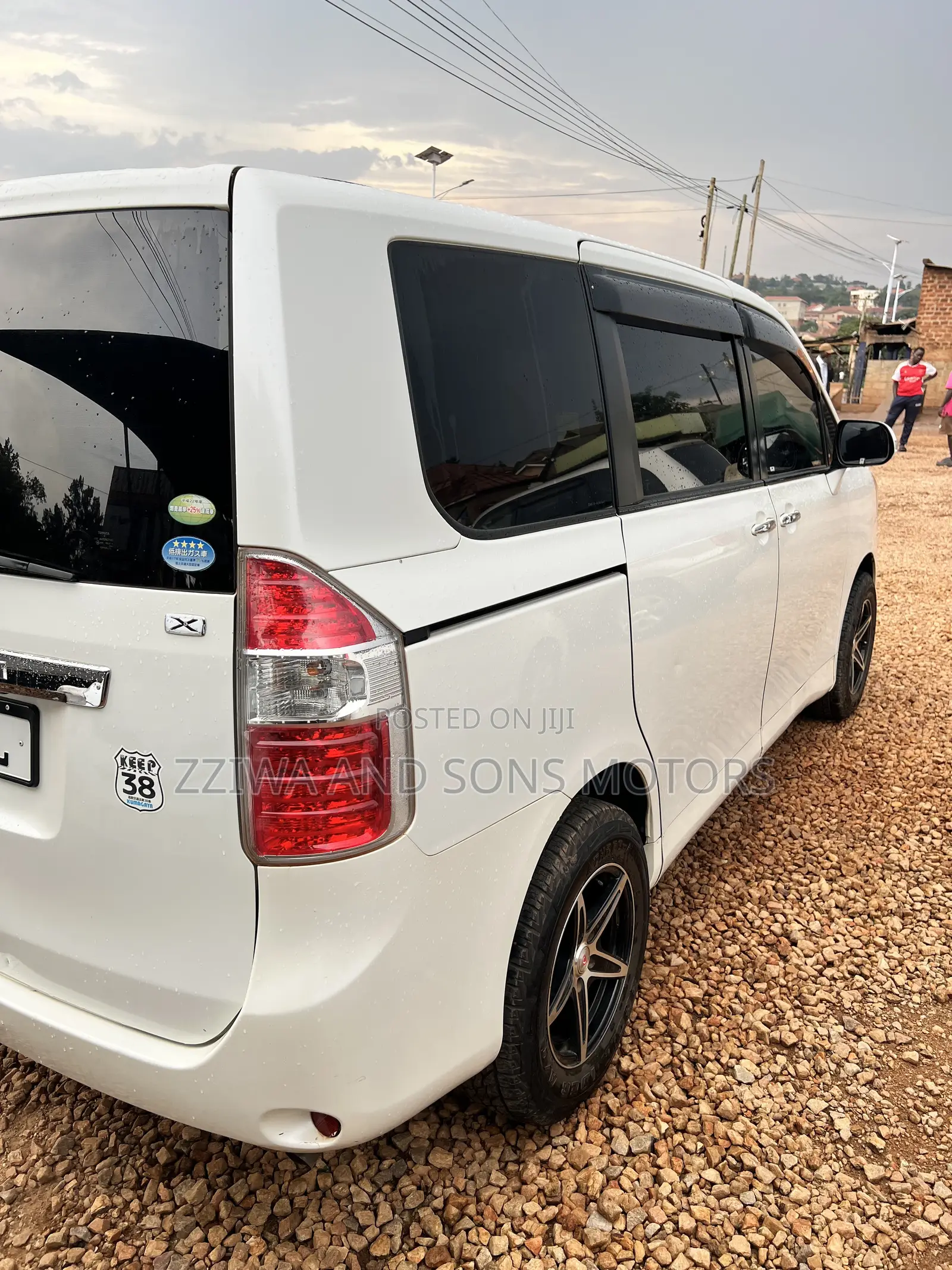 Toyota Noah 2.0 143hp AWD (8 Seater) 2011 White