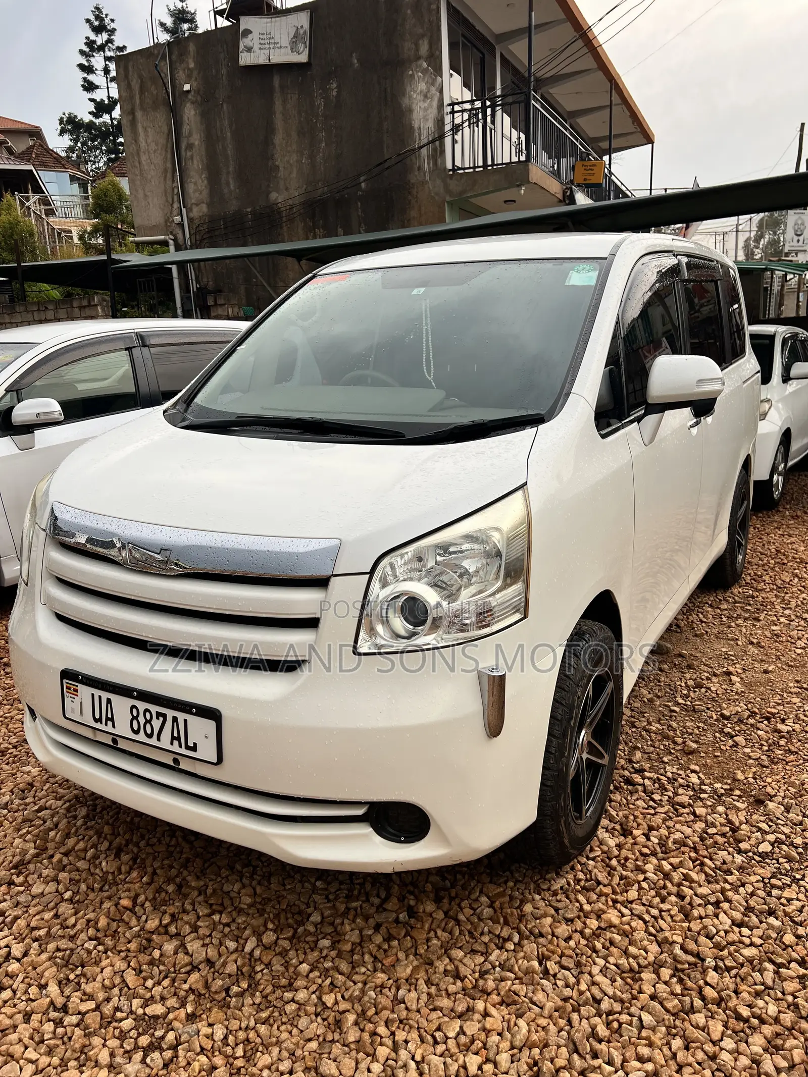 Toyota Noah 2.0 143hp AWD (8 Seater) 2011 White