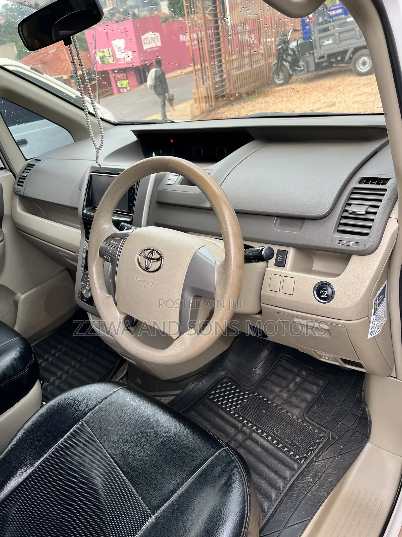 Toyota Noah 2.0 143hp AWD (8 Seater) 2011 White