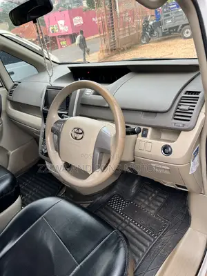 Toyota Noah 2.0 143hp AWD (8 Seater) 2011 White