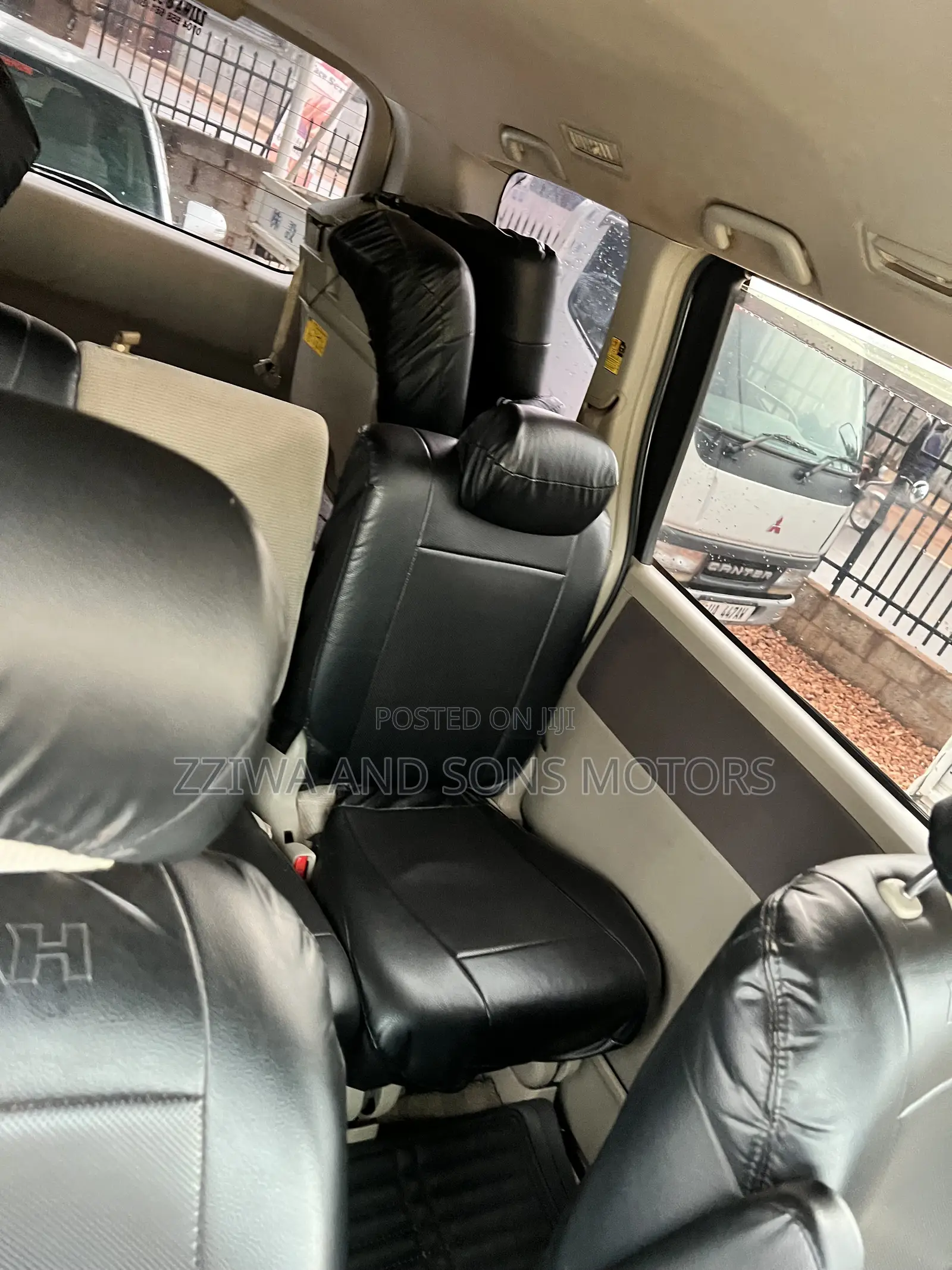 Toyota Noah 2.0 143hp AWD (8 Seater) 2011 White