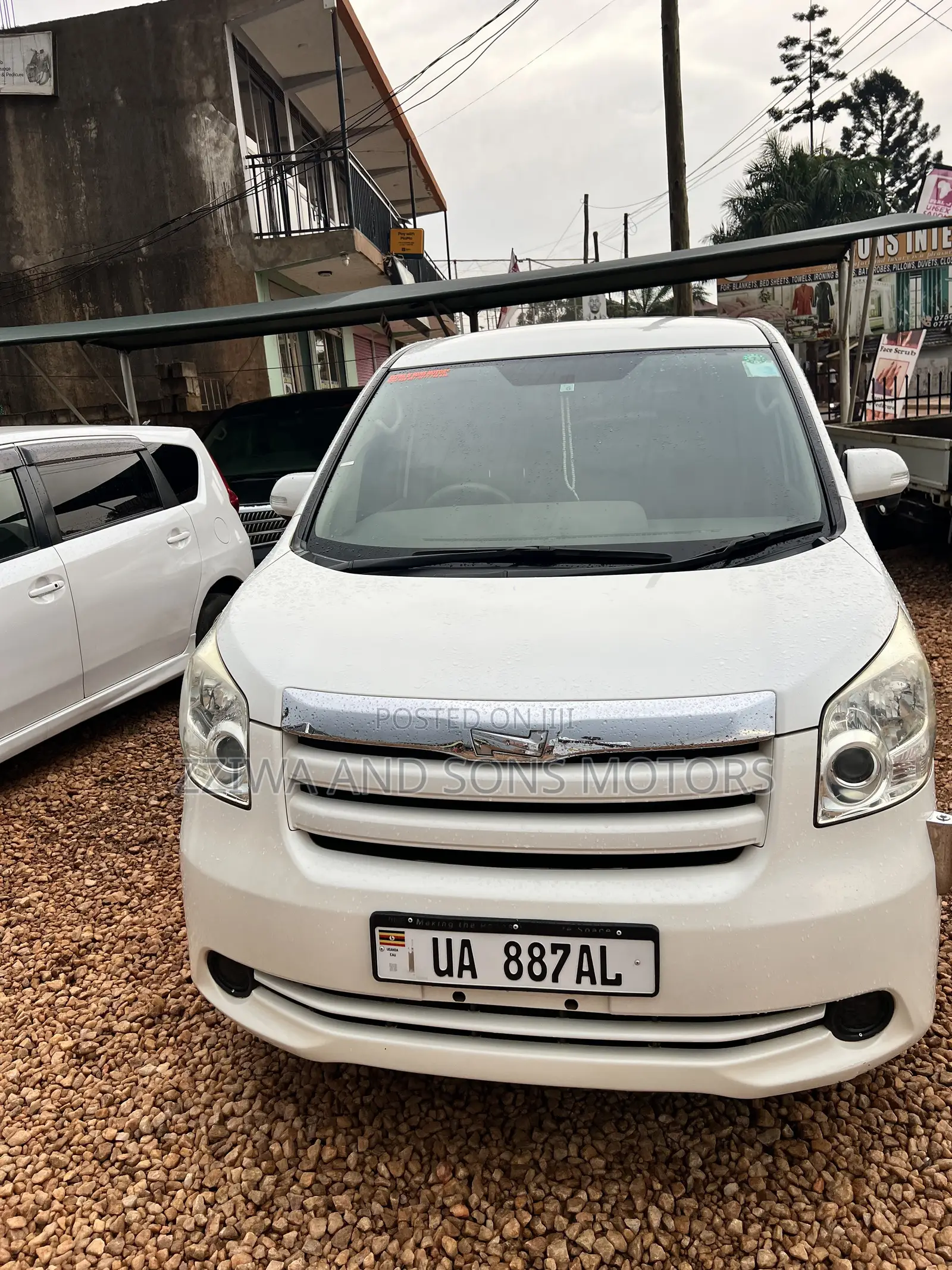 Toyota Noah 2.0 143hp AWD (8 Seater) 2011 White