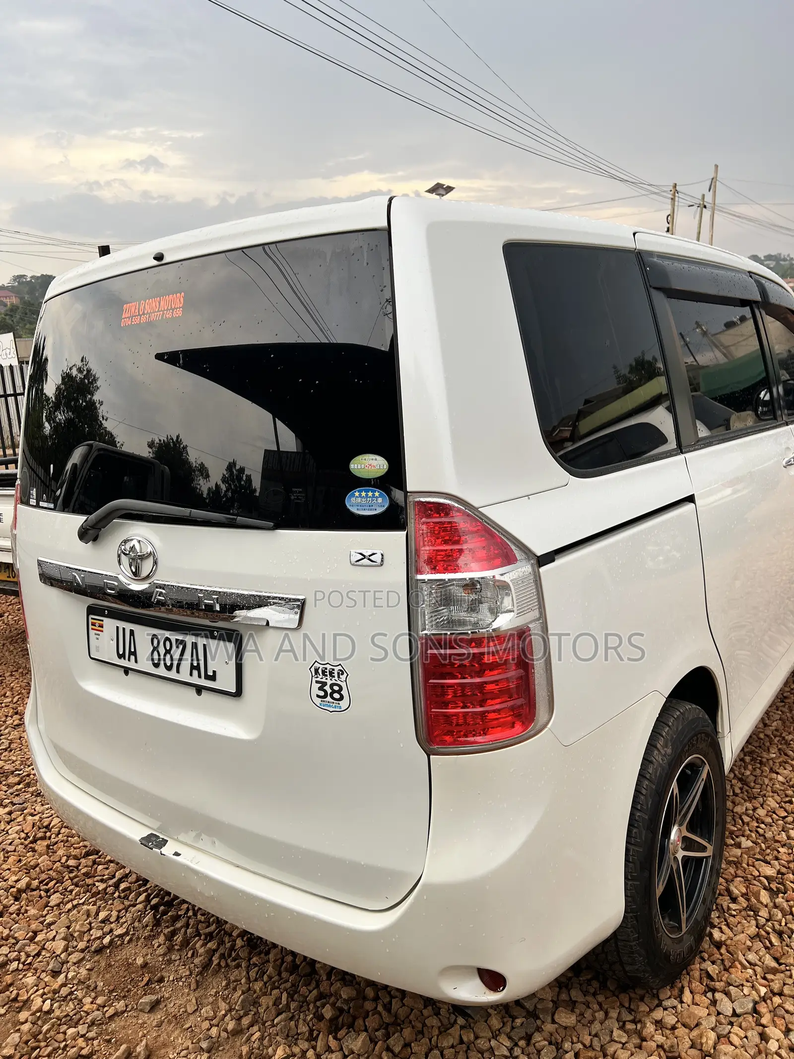 Toyota Noah 2.0 143hp AWD (8 Seater) 2011 White