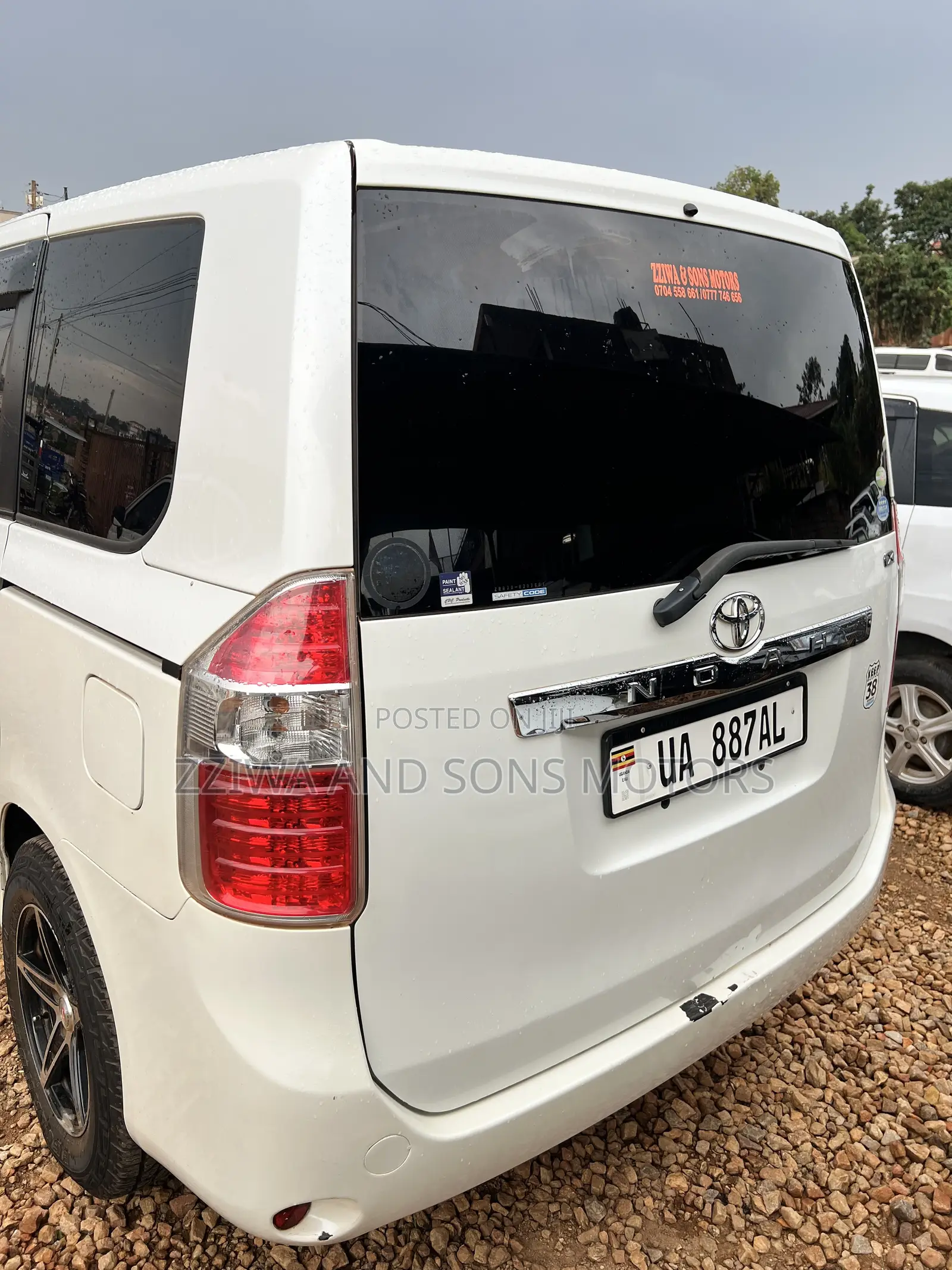 Toyota Noah 2.0 143hp AWD (8 Seater) 2011 White