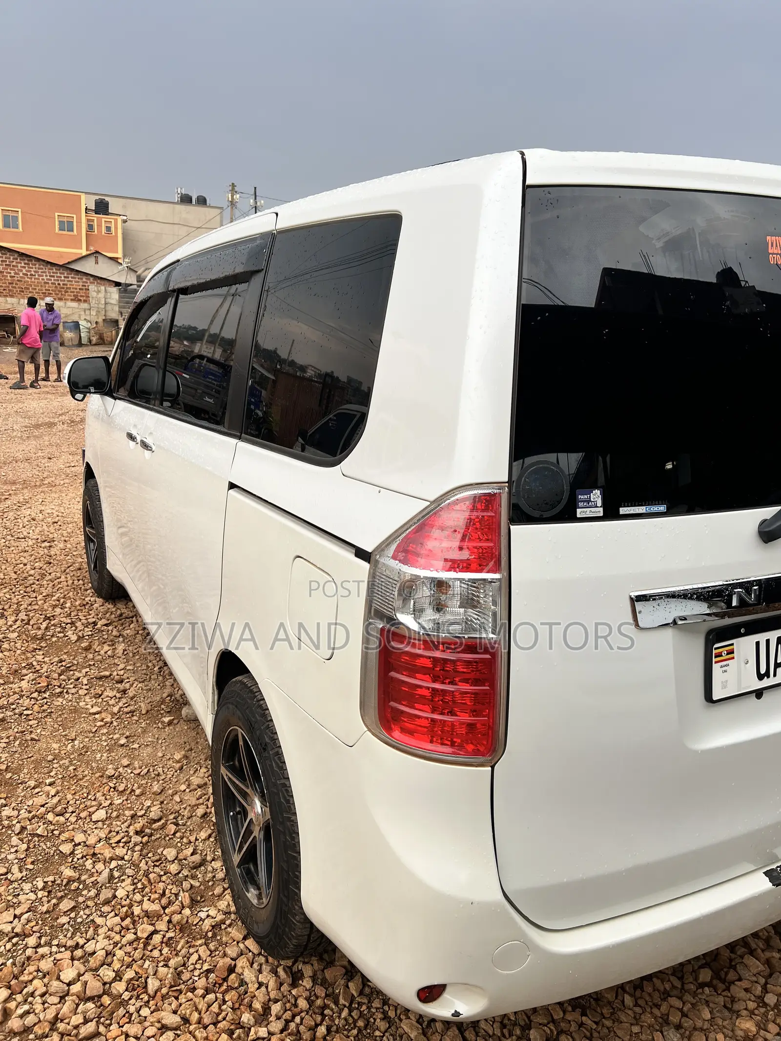 Toyota Noah 2.0 143hp AWD (8 Seater) 2011 White