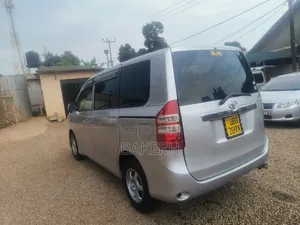Toyota Noah 2009 Silver