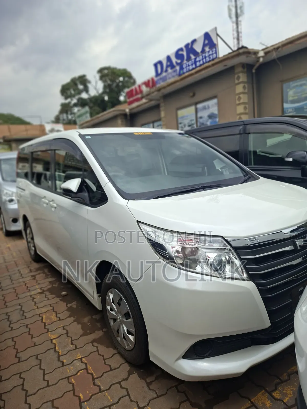Toyota Noah 2.0 AWD (7 Seater) 2014 White