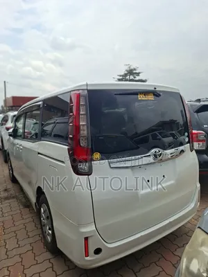 Toyota Noah 2.0 AWD (7 Seater) 2014 White