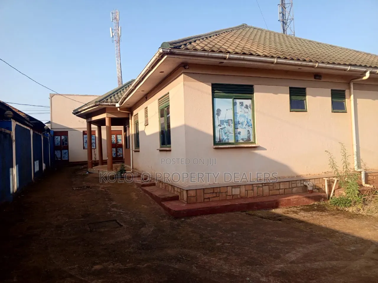 8bdrm Bungalow in Bweyogere Bukasa, Central Division for rent