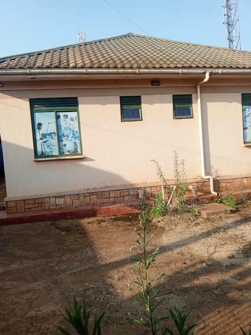 8bdrm Bungalow in Bweyogere Bukasa, Central Division for rent