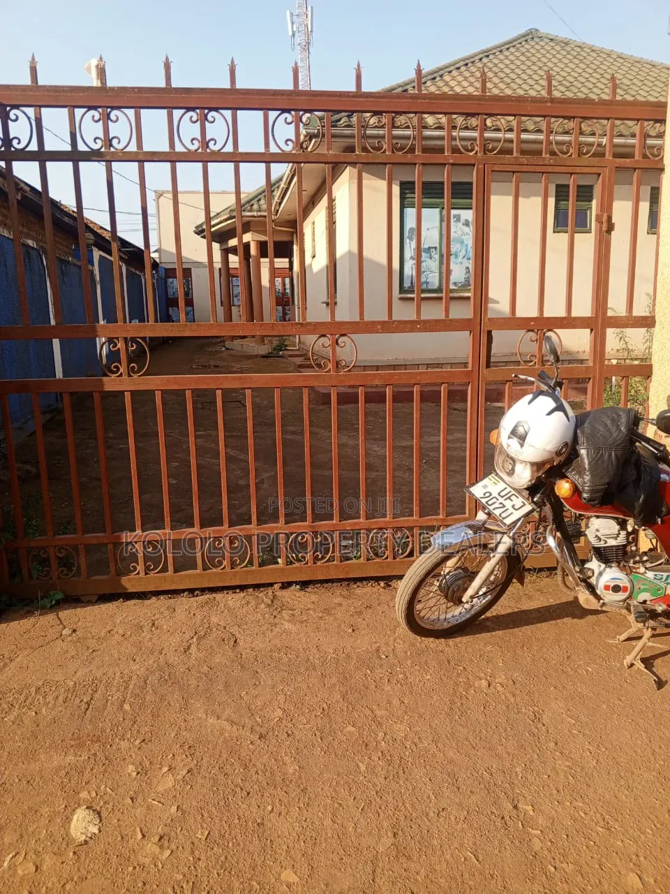 8bdrm Bungalow in Bweyogere Bukasa, Central Division for rent