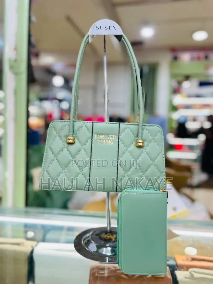 Ladies Fashion Hand Bag -Stylish , Spacious and Durable.