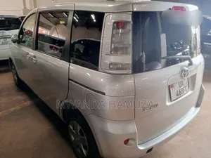 Toyota Sienta 2012 Silver