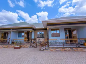 7bdrm Apartment in Wakiso Town Along for sale