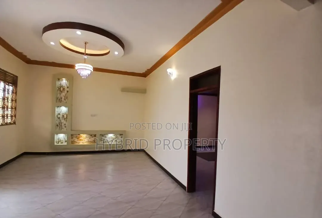 7bdrm Apartment in Wakiso Town Along for sale