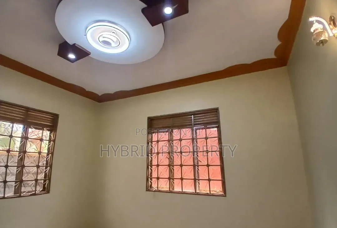 7bdrm Apartment in Wakiso Town Along for sale