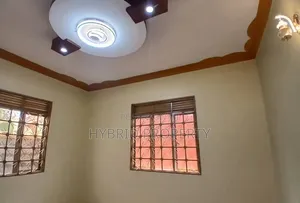 7bdrm Apartment in Wakiso Town Along for sale