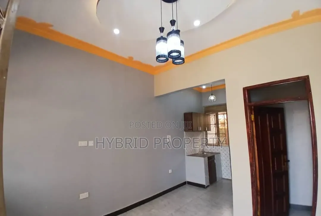 7bdrm Apartment in Wakiso Town Along for sale